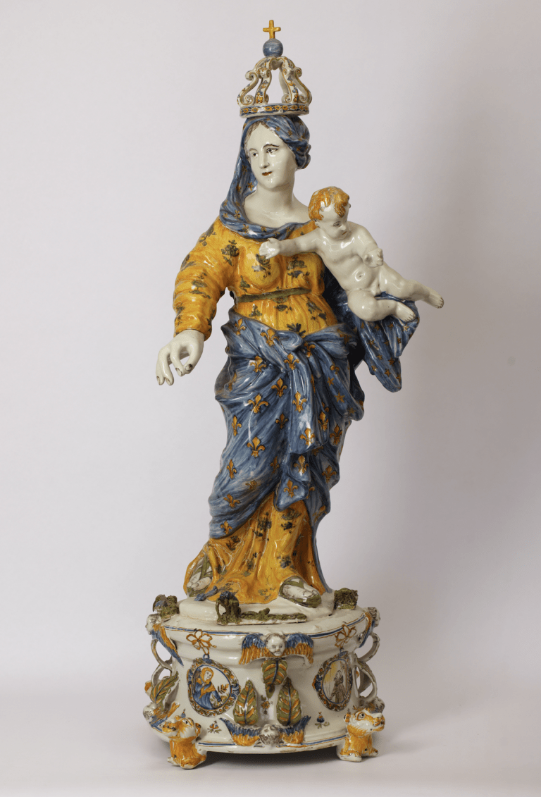Grande vierge couronnée à l'enfant, faïence de grand feu polychrome, 1730-1750, Marseille fabrique J. Fauchier, coll. Particulière ©Philippe Laurenson