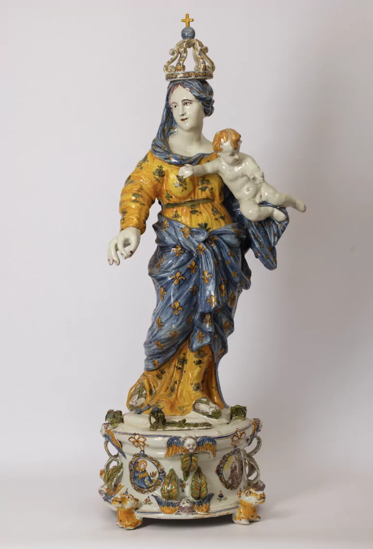 Grande vierge couronnée à l'enfant, faïence de grand feu polychrome, 1730-1750, Marseille fabrique J. Fauchier, coll. Particulière ©Philippe Laurenson