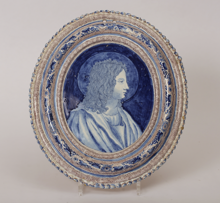 Plaque décorative, Saint Jean l’évangéliste, fabrique de Saint-Jean-du-Désert, grand feu en camaïeu bleu et de manganèse, Marseille, vers 1690 -1720, coll. Particulière, © Philippe Laurenson