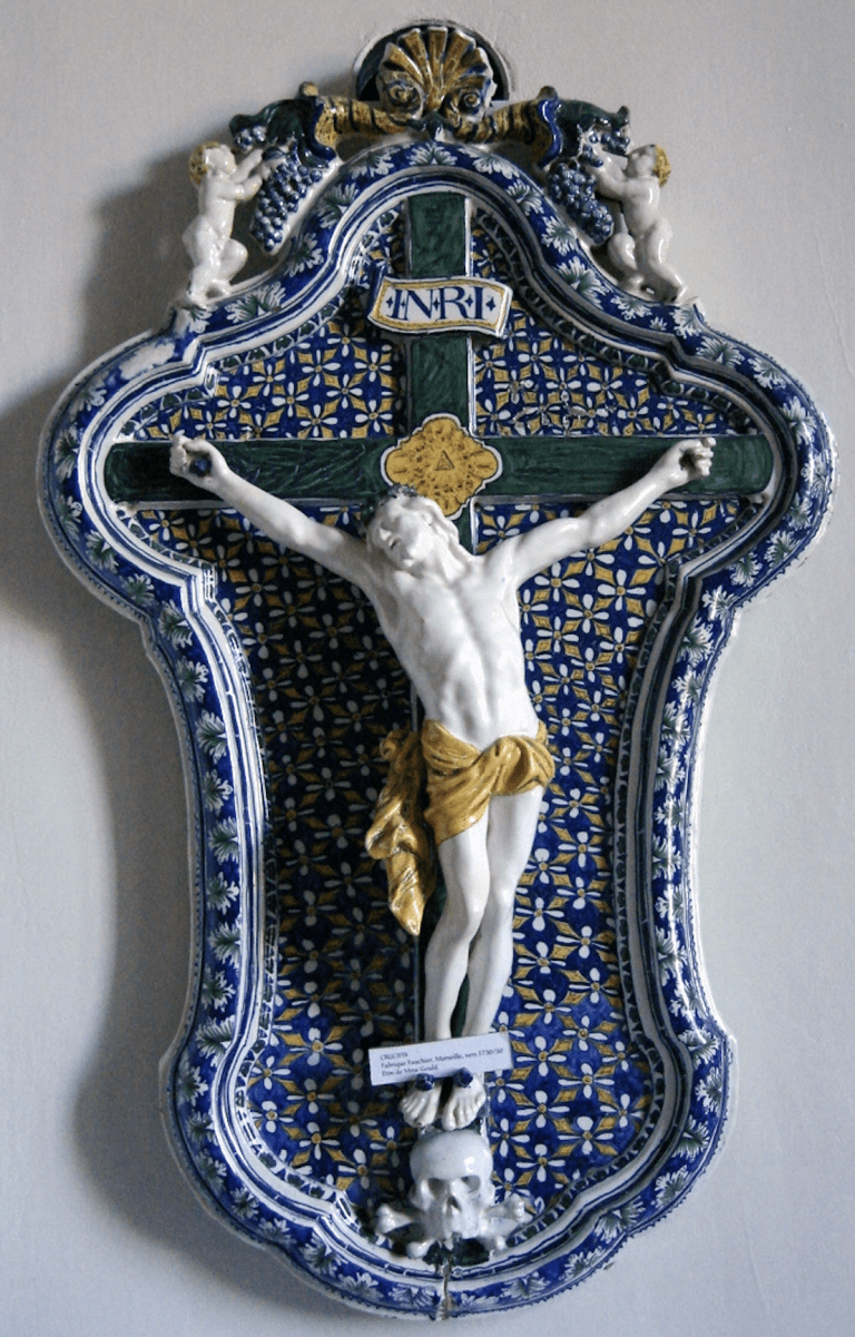Grand Christ, sur une plaque de forme violonnée, faïence de grand feu polychrome, 1730-1750, Marseille fabrique J. Fauchier, musée de la faïence de Moustiers © musée Moustiers