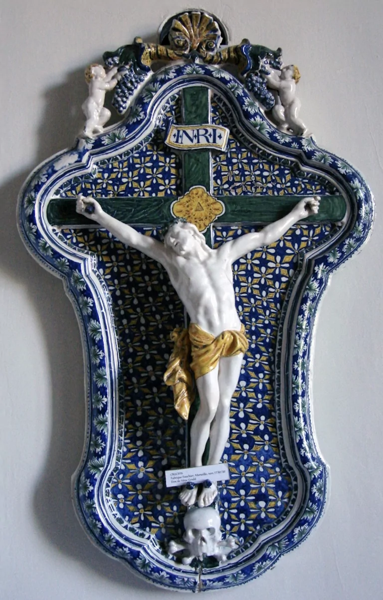 Grand Christ, sur une plaque de forme violonnée, faïence de grand feu polychrome, 1730-1750, Marseille fabrique J. Fauchier, musée de la faïence de Moustiers © musée Moustiers