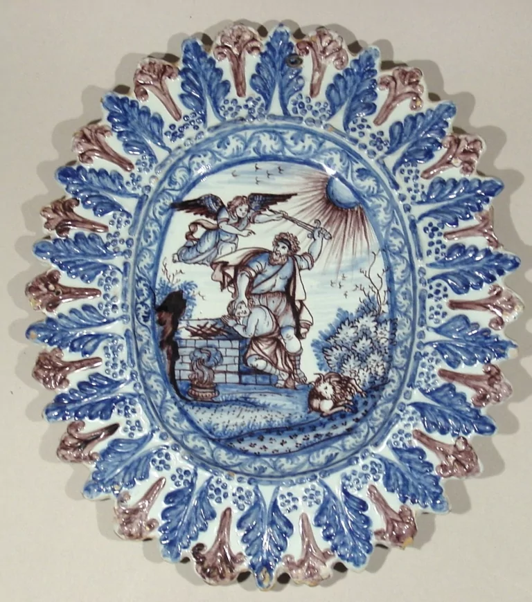 Petit plat à bord godronné, Le sacrifice d’Abraham, fabrique de Saint-Jean-du-Désert, grand feu en camaïeu bleu et de manganèse, Marseille, vers 1680 -1700, coll. Jacques Chave, © Jc
